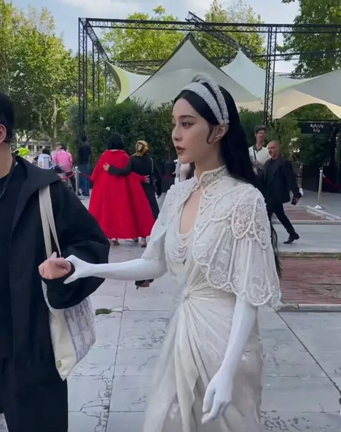 43岁范冰冰巴黎街头风采依旧，岁月沉淀下的别样魅力，如30岁宝妈