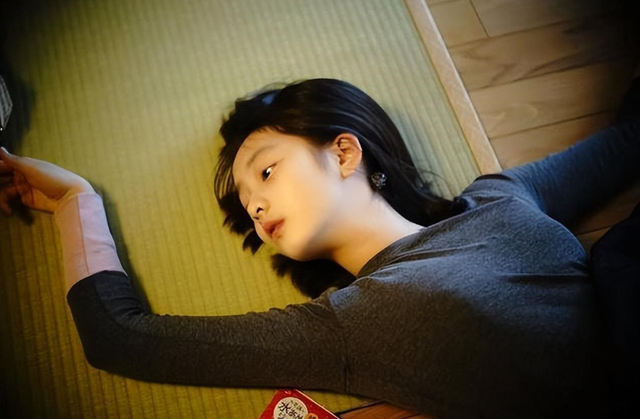 18岁黄多多回国度假,胸成意外成为焦点,谁的偏见在作祟?