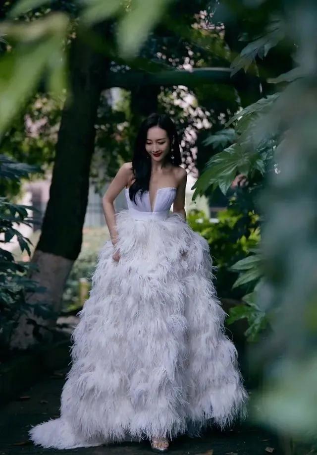 王鸥—羽毛吊带裙,白天鹅一样的美!