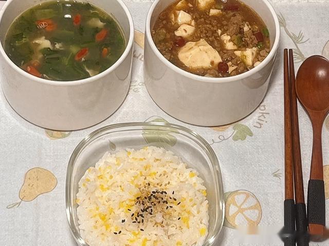 上海47岁阿姨，无儿无女不结婚，晒一人晚餐火了，网友：活明白了