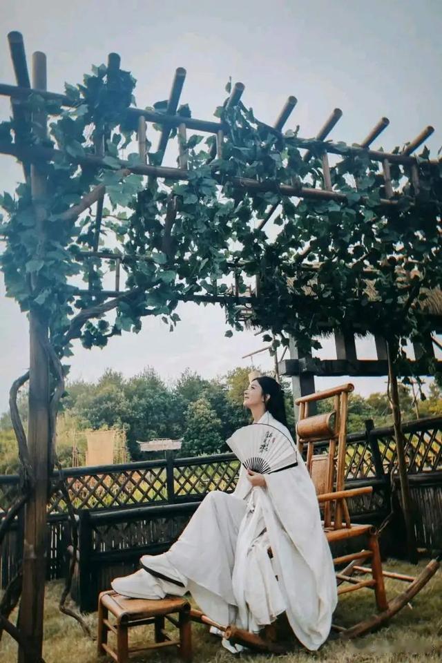 赵丽颖工作室晒沙滩照,赵丽颖越看越像凤凰了