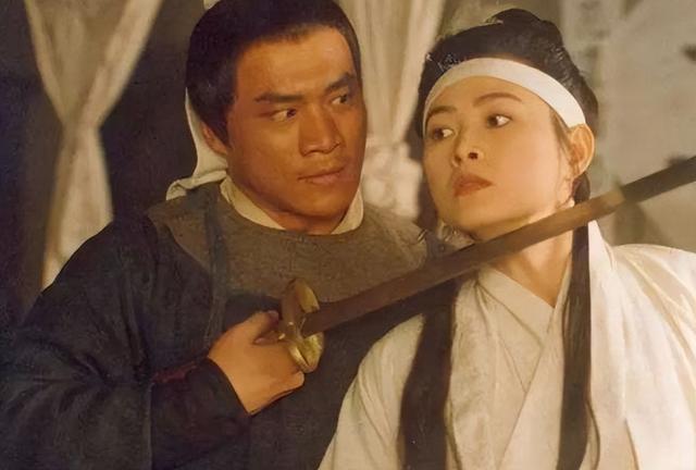 54岁“武松”丁海峰曝光:在美国树林砍柴烤肉,美国豪宅尽显气派