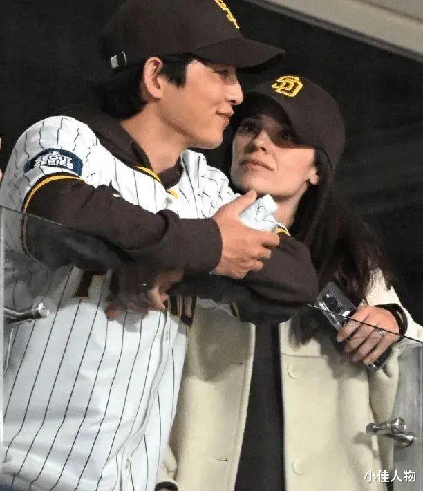 宋仲基一家四口遛弯,妻子容颜不输女明星,儿子皮肤白净好壮实