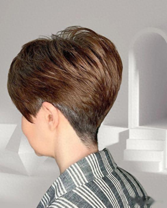 女人过了55岁,一定要试试推边短发,利落时尚显自信