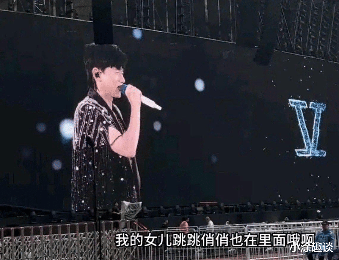 张杰鸟巢演唱会全家总动员,跳跳俏俏首次登台萌翻全场!