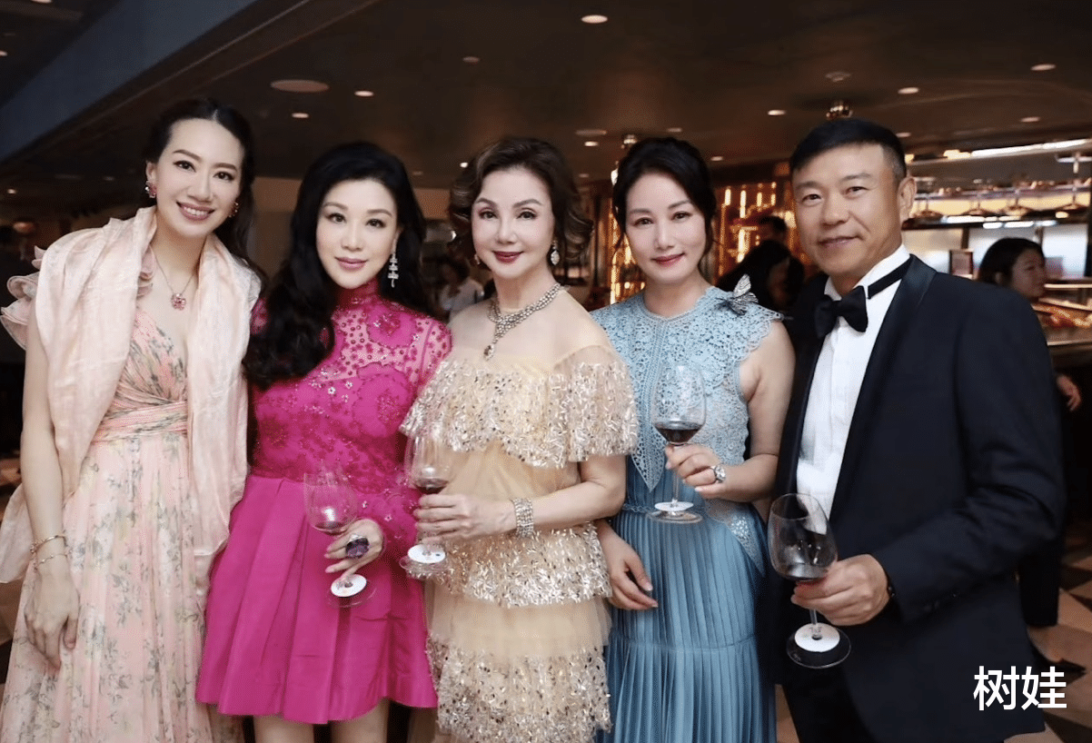 广州女首富办豪华生日会,到场的都是香港名流,何猷君夫妇也在场