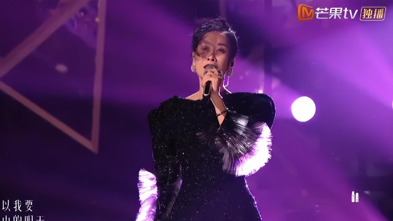 |那英带病参加《歌手》，看到网友留言后，才知她做人有多失败