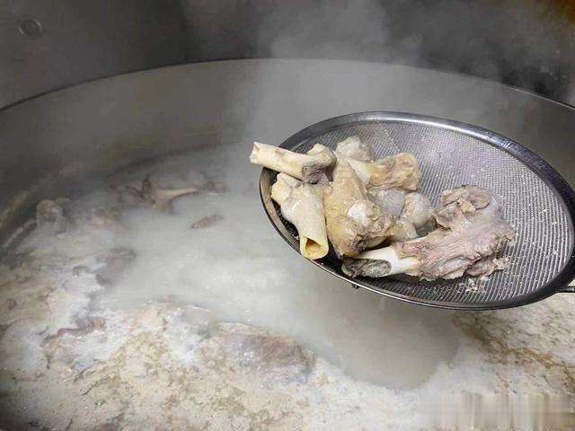 熬羊汤，这“5种香料”不能少，羊肉越炖越鲜香，汤越熬越奶白