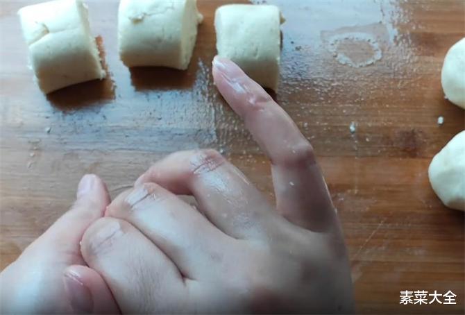 2个土豆,一碗糯米粉,不烫面,不发面,软糯拉丝,孩子超喜欢