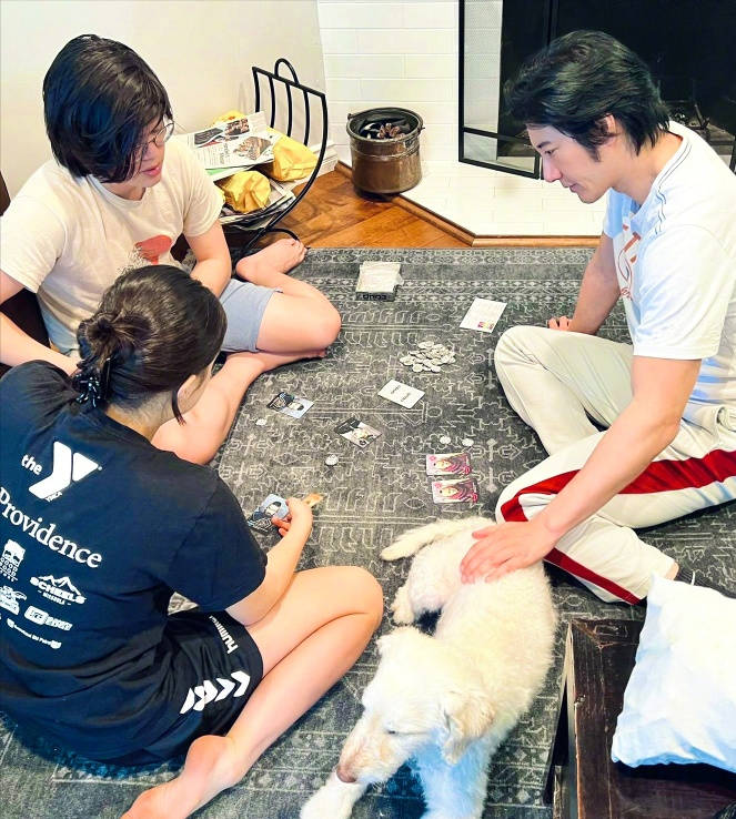 王力宏晒与家人合照，天伦之乐治愈离婚伤害，真正的书香门第