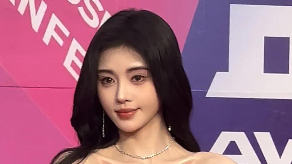 音乐盛典女歌手红毯生图：鞠婧祎再现“半永久妆发”，?Ella脸微肿