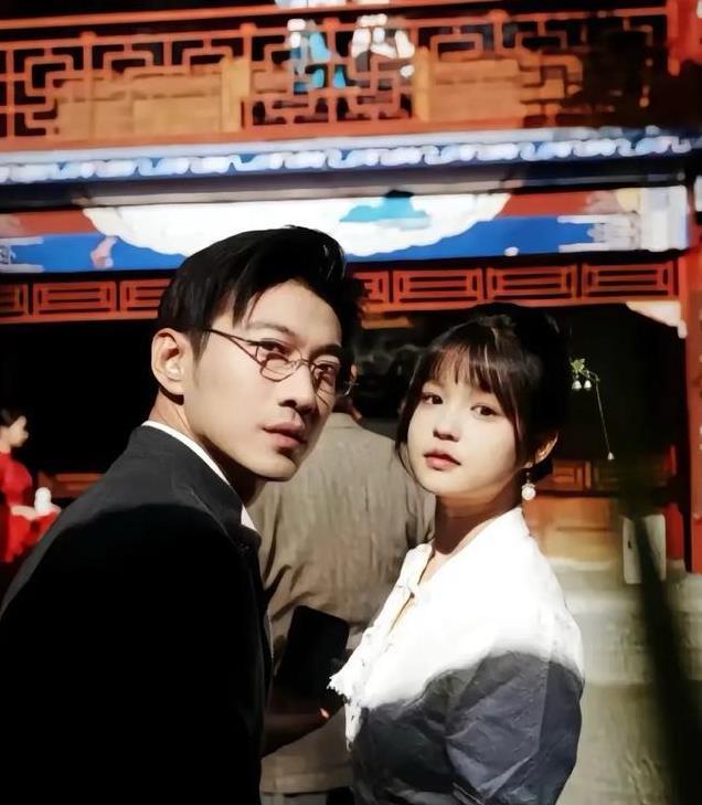 162的萌妹杨咩咩被质疑身高，男友于龙在线辟谣！