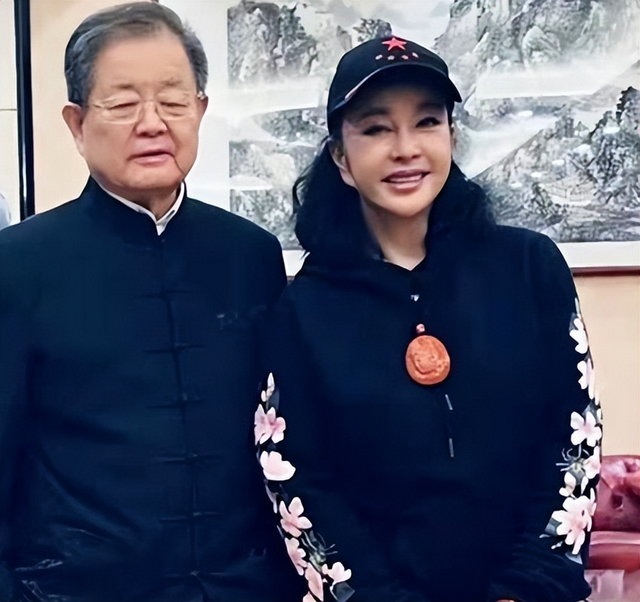 刘晓庆晒74岁生日照，脸蛋光滑如少女，网友：她的耳朵怎么那么长