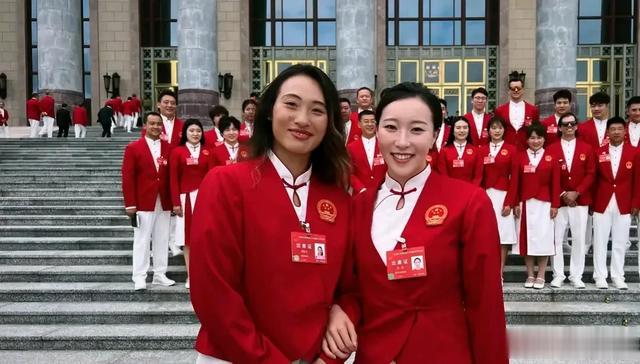 表彰大会：马龙白衣帅气逼人，孙颖莎全红婵高跟鞋萌翻全场