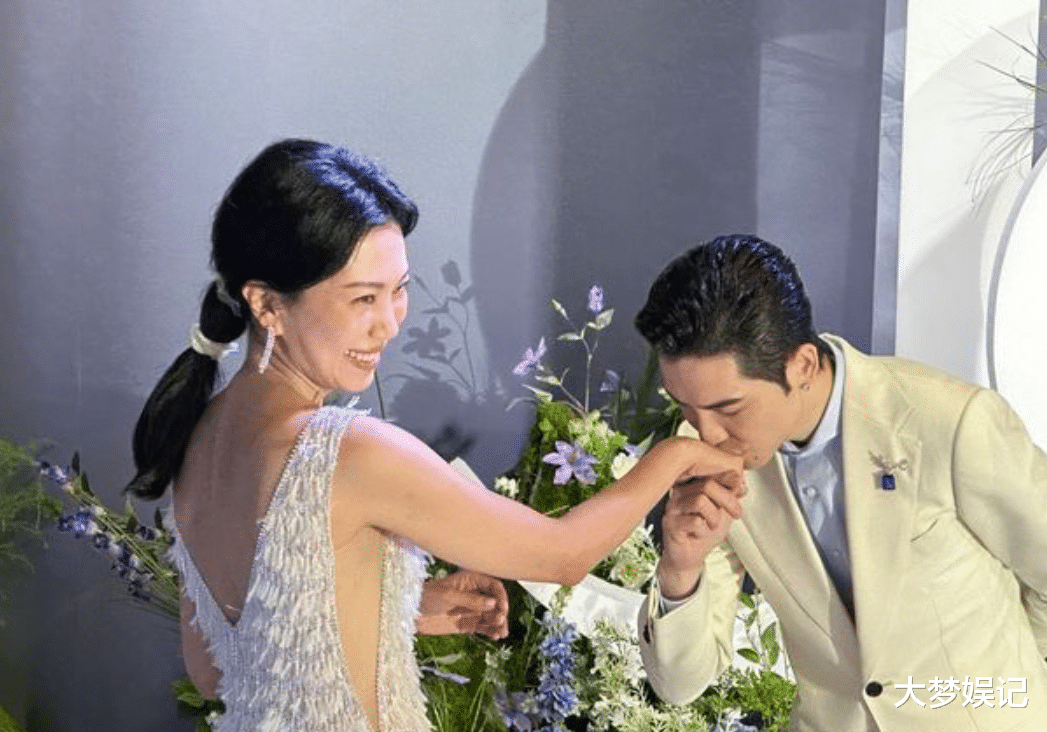 萧敬腾婚礼浪漫甜吻Summer ,晒“13.33克拉千万巨钻”超闪