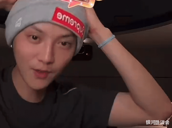 关晓彤发福变大婶!鹿晗素颜直播被批摆烂!