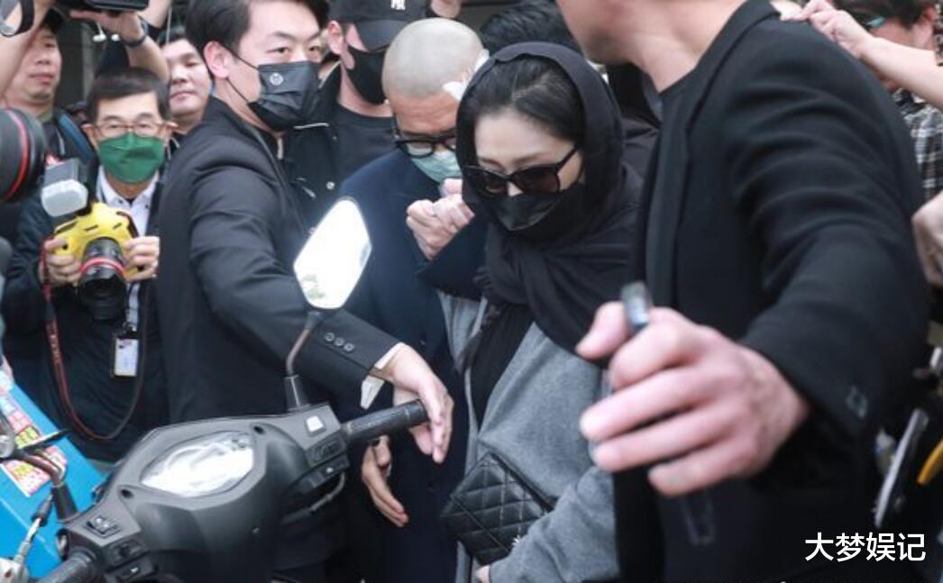 大S隔5年现身“头顶长白发”登热搜！外露画面被拍，网友狂赞：好真实