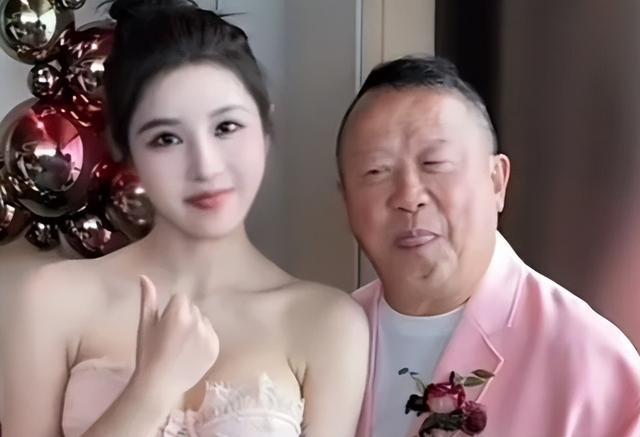 曾志伟与三只羊乔妹合影惹争议