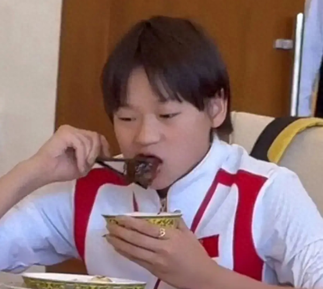 全红婵问樊振东:回去有没有给陈若琳带礼物?樊振东回复让人笑翻