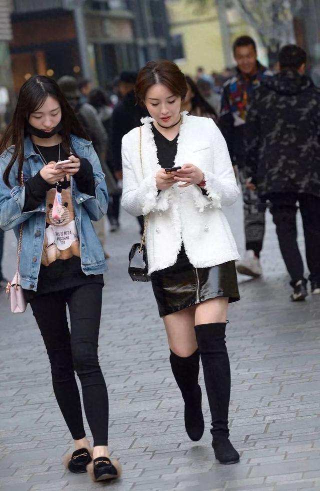 穿短裙搭配长靴秀身材的时尚短发女生