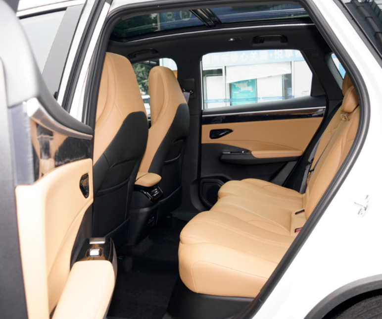 ?9万就能买混动SUV？吉利这招狠，三屏加持爆390匹