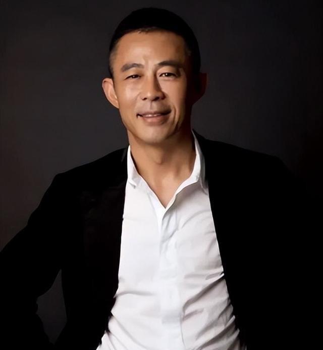 她离婚后不提前夫侯勇,独自带大女儿,46岁成冻龄女神,却仍单身