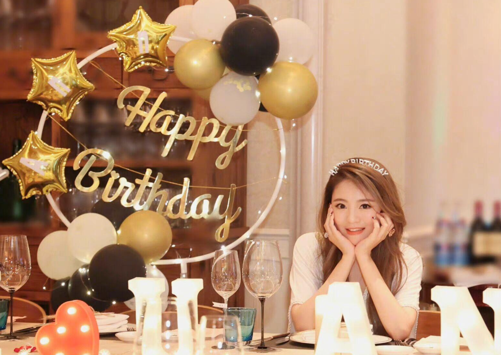 80后安以轩近照!穿T恤短裤戴棒球帽简约大方,随行还有保镖保姆