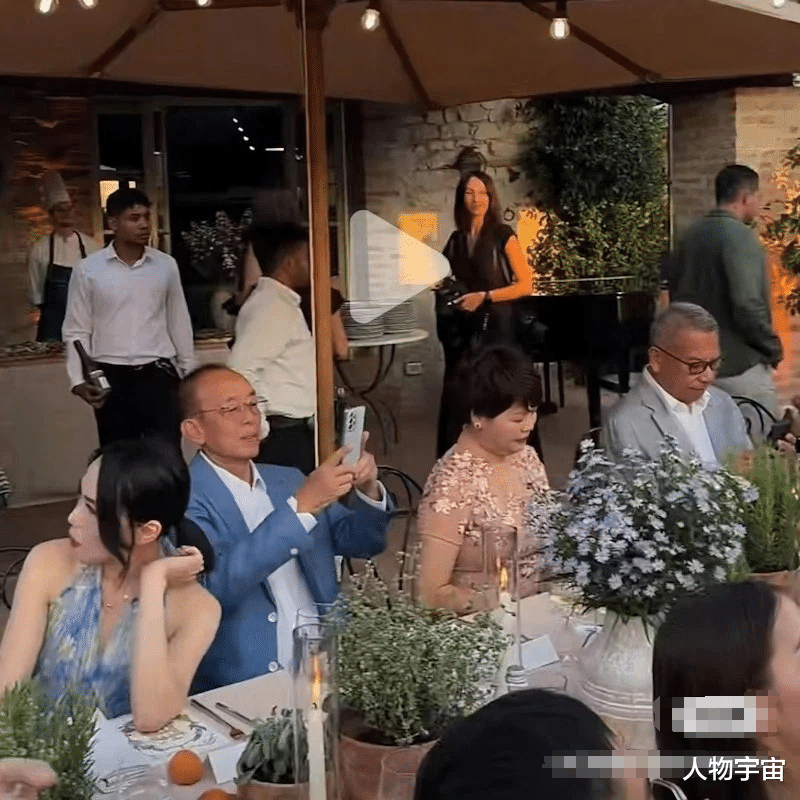 “豪门狙击手”封盘大婚,因草根出身严禁父母出镜,宾客急删视频