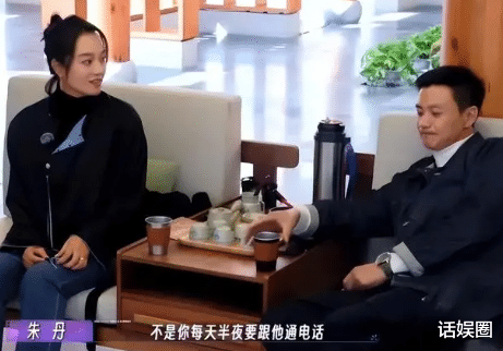 朱丹周一围带女儿面试小学!夫妻全程手拉手,选普通公办好接地气