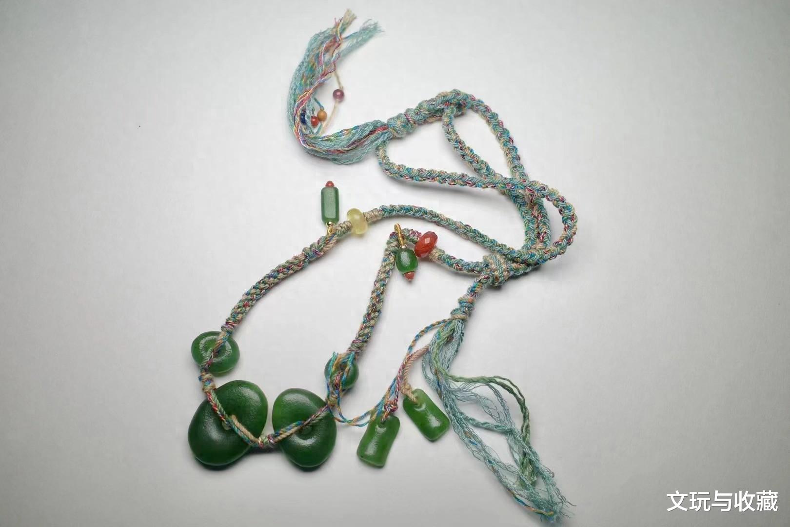 做旧的和田玉，素棉绳穿搭，普通人撑不起的气场