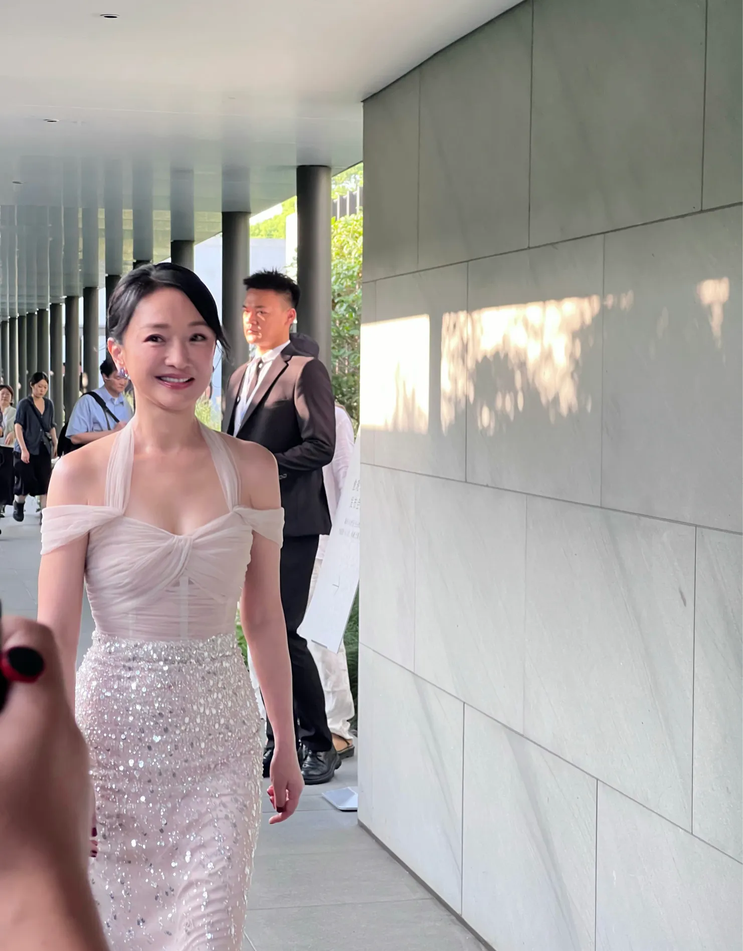 周迅被赞50岁正是迷死人的年纪，穿粉色薄纱吊带亮片裙，私服也美