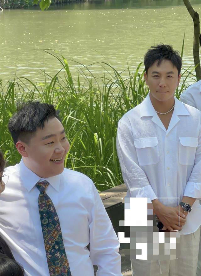 36岁释小龙带妻女逛商场,妻子撞脸杨颖身材火辣,开迈巴赫好低调