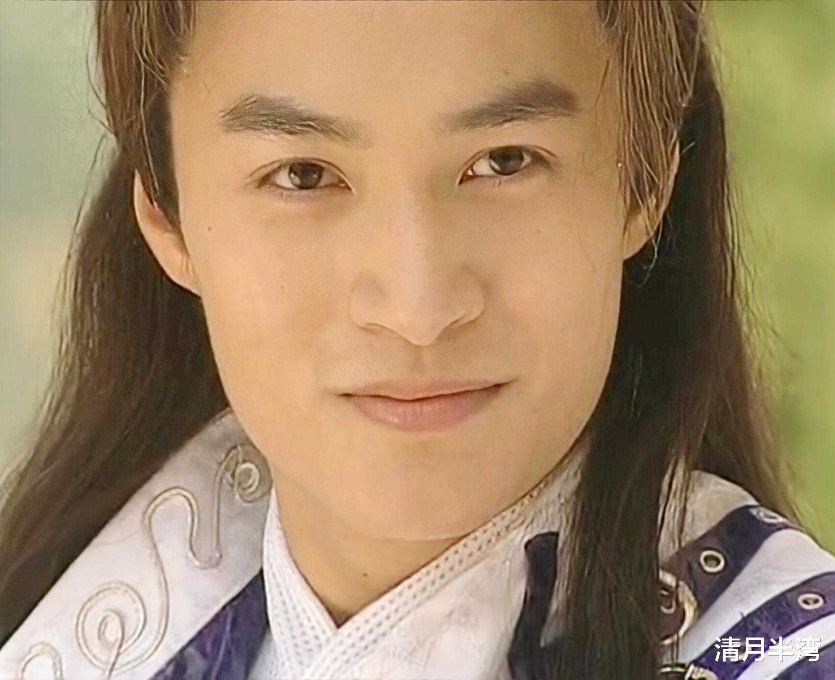 “天生桃花眼”的男星只服这8位，眉目传情透着苏感，看狗都深情