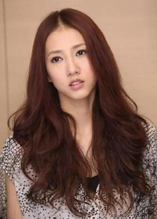 著名歌手弦子分享人生感悟：30岁为小丈夫生下儿子是最正确决定