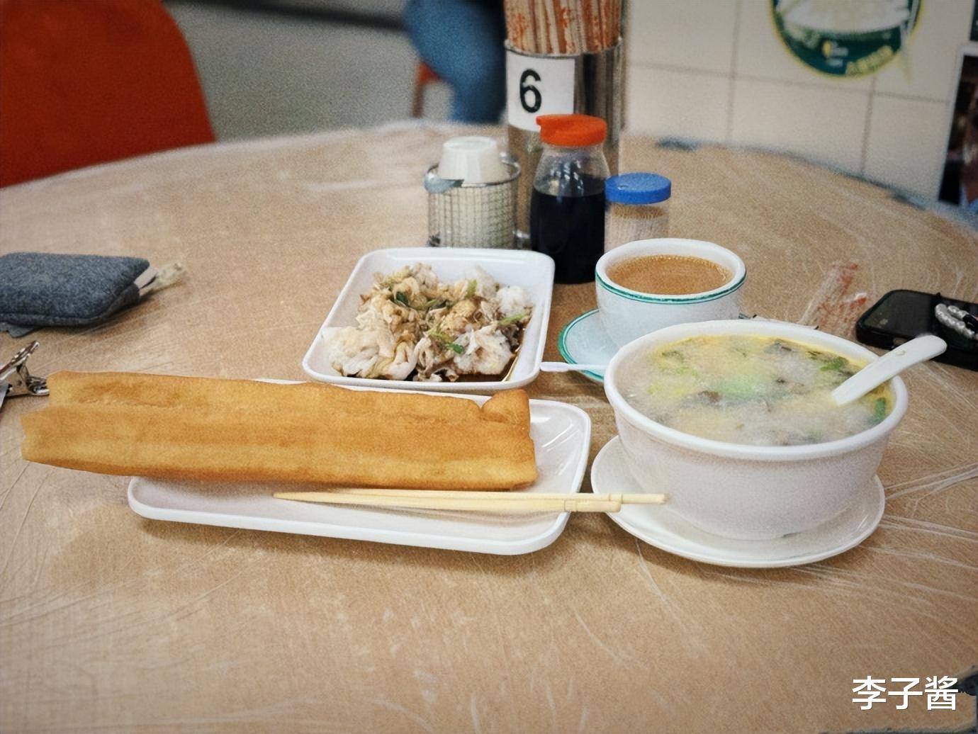 郭碧婷携老公过二人世界，早餐油条瘦肉粥接地气，挤地铁无人认出