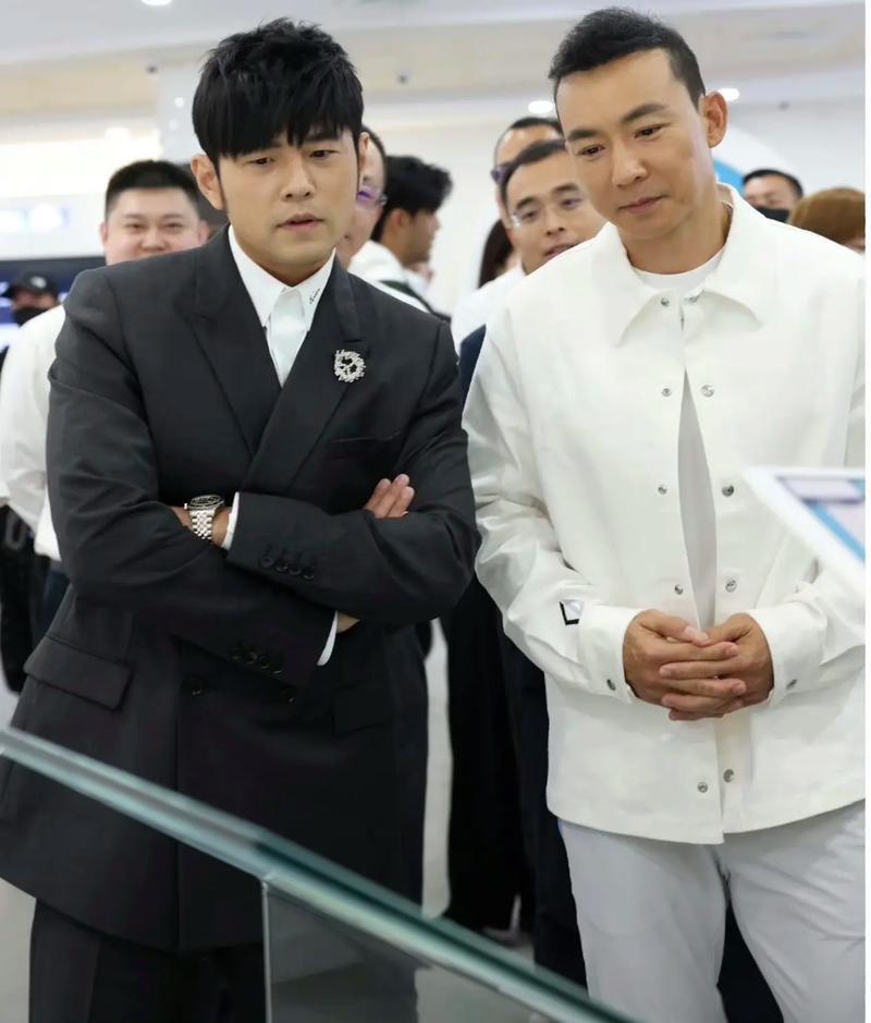 刘畊宏受伤靠拐杖走路!忍痛捧场周杰伦演唱会,兄弟情深关系好