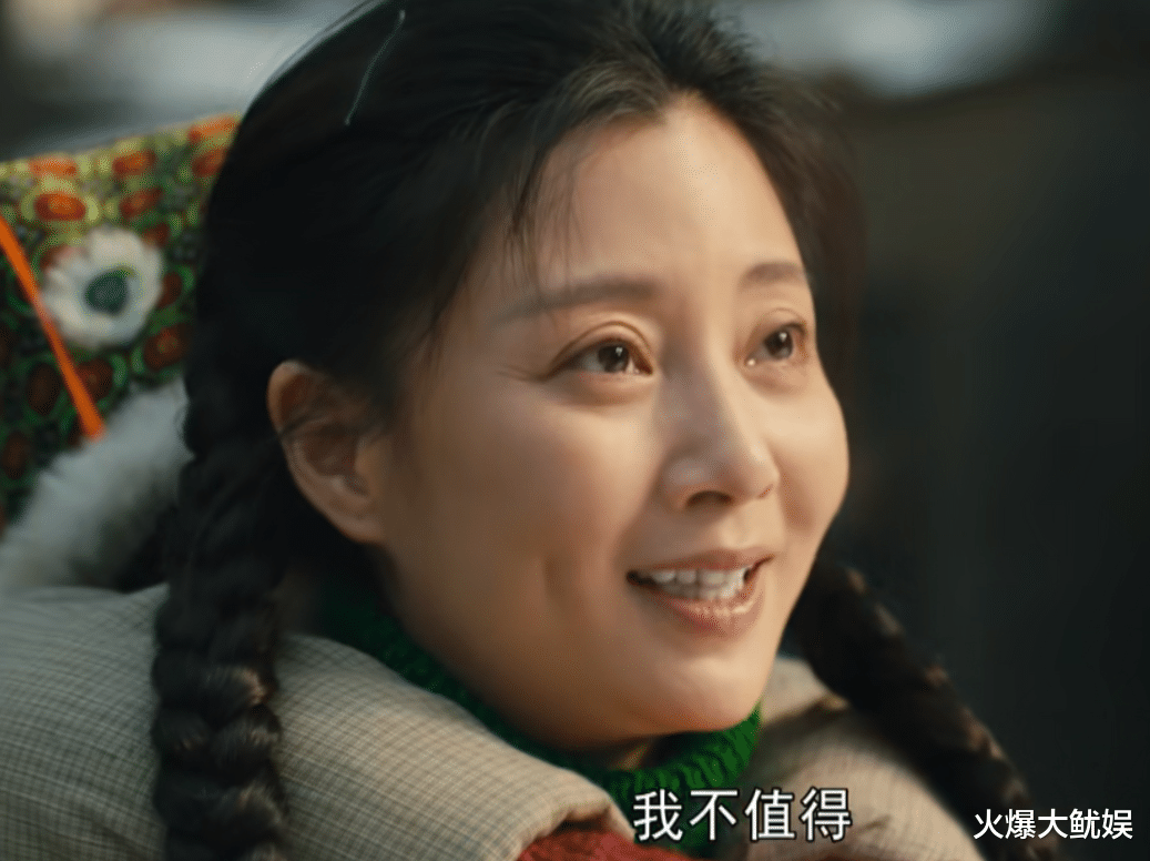 44岁殷桃与男友逛宜家，医生男友穿背心身材壮硕，主动喂桃姐吃饭