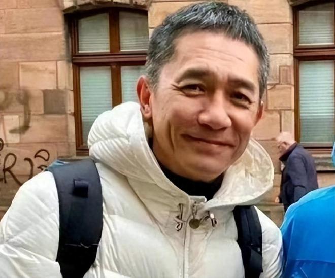 梁朝伟德国偶遇,憨憨微笑引网友热议:白发也帅得没朋友!