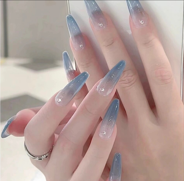 2024年最火美甲色彩：蓝色美甲，让你的指尖如天空般明朗！