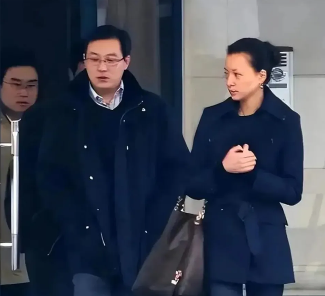 消失3年后,51岁董卿登顶热搜,一句“她自由了”网友却不淡定了