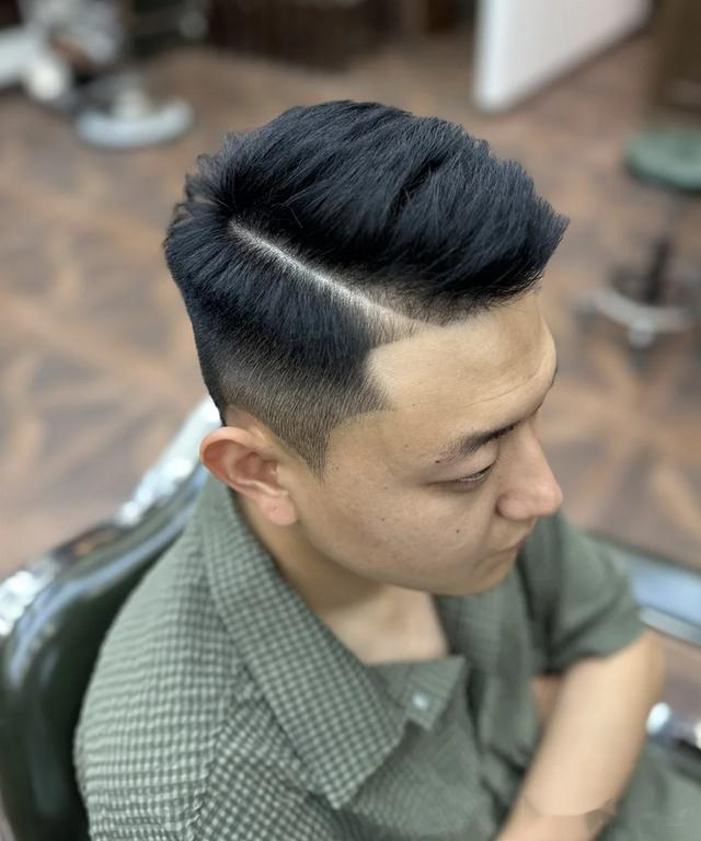 夏季男生“短发”怎么剪才帅气?试试这3款,清爽干净又好看!