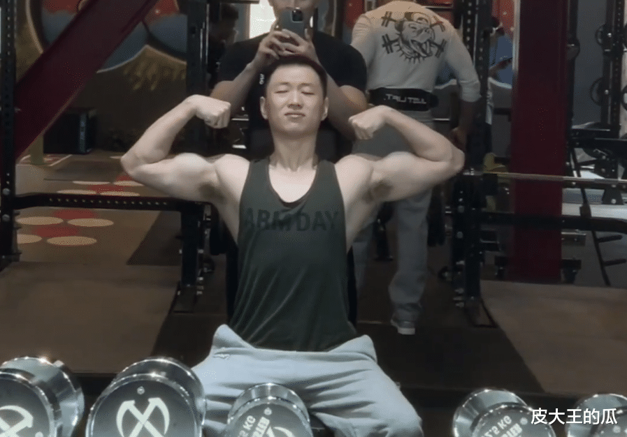 药水哥变身肌肉帅哥，减肥效果堪比整容，网友：周淑怡你后悔了吗