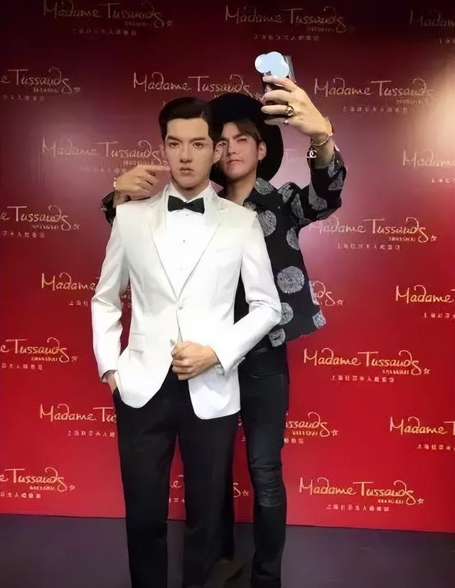 明星蜡像被玩坏:鹿晗嘴被亲掉皮,孙俪被占便宜,杨幂认不出来