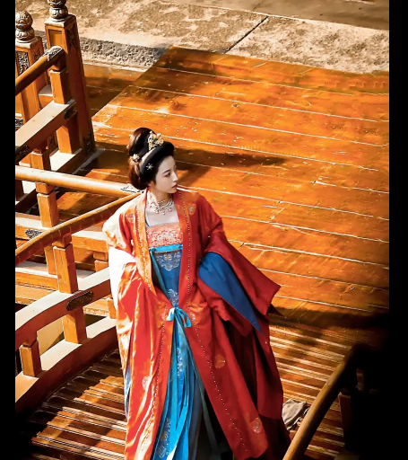 周雨彤唐风襦裙出镜，尽显雍容华贵，回眸一瞬太温柔！