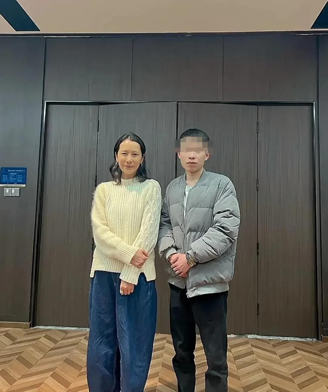 海清回老家祭祖,素颜和亲友聚餐,生图曝光清瘦又显老