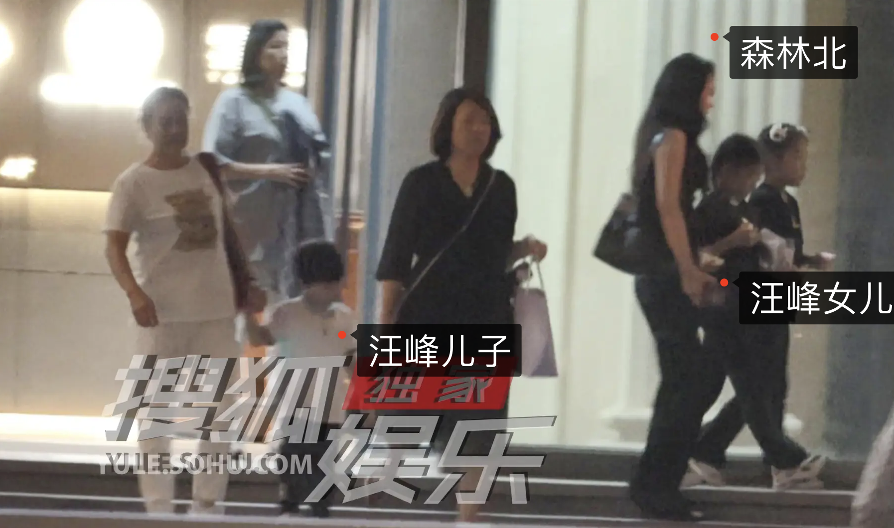 章子怡儿童节晒与儿女度假照，4岁弟弟罕露面，眉眼超像姐姐醒宝