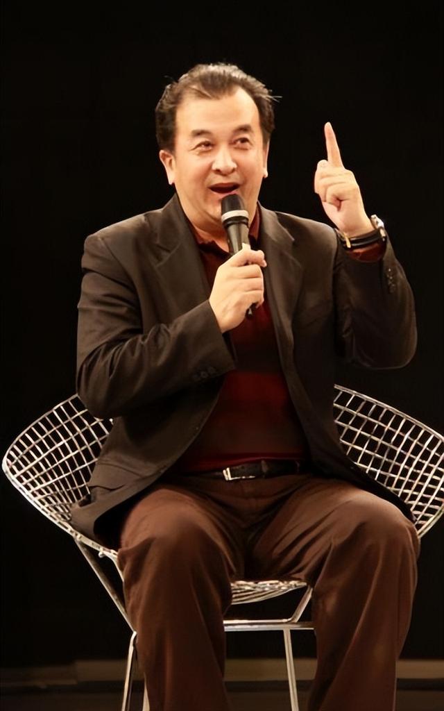 上午被免职下午被带走?连登24年春晚的黄宏,为何落得如此下场?