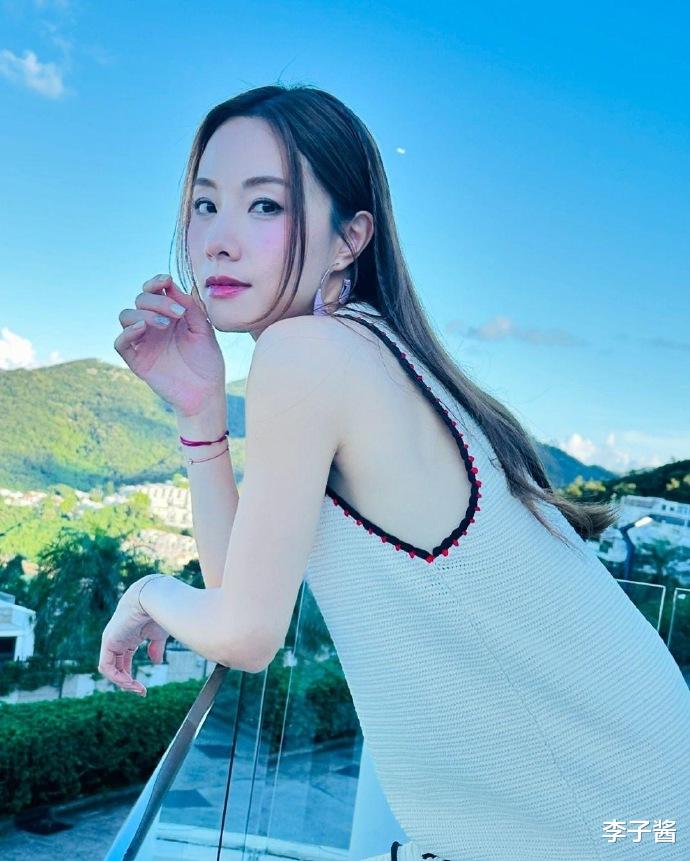 邓丽欣新男友曝光!颜值很高酷似韩星Rain,逛超市穿拖鞋超接地气