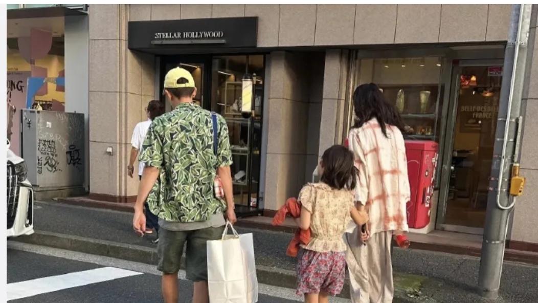 网友偶遇陈冠希：穿绿色大裤衩老得不敢认，女儿和妈妈却是大长腿