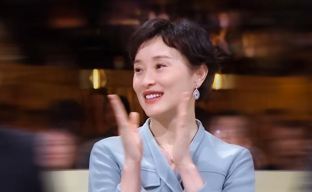 与陈建斌同居5年被抛弃，如今52岁不婚不育的她，美出了新高度